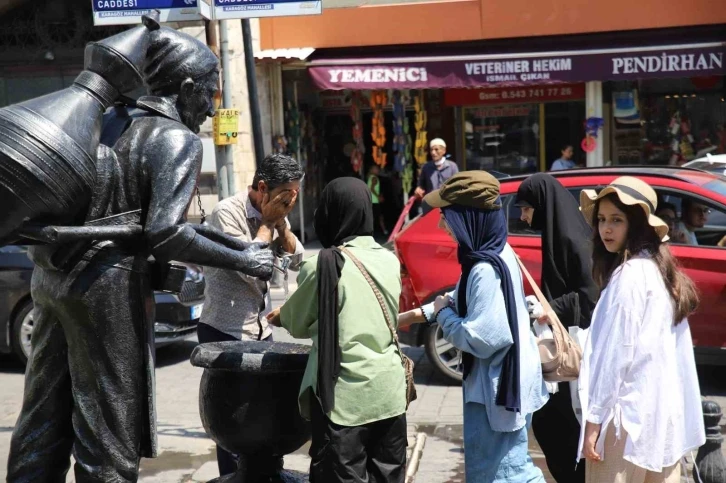 Vatandaşlar Çeşme Başlarında Serinliyor