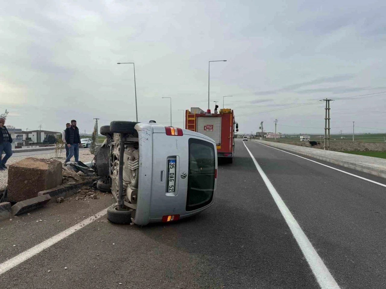 Hafif Ticari Araç Aydınlatma Direğine Çarptı: 2 Yaralı