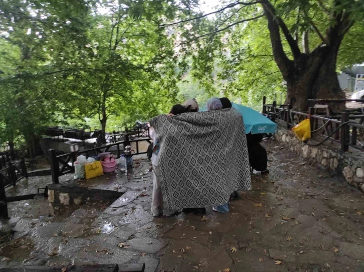 Sıcaklardan Kaçan Piknikçiler Islanmaktan Kaçamadı