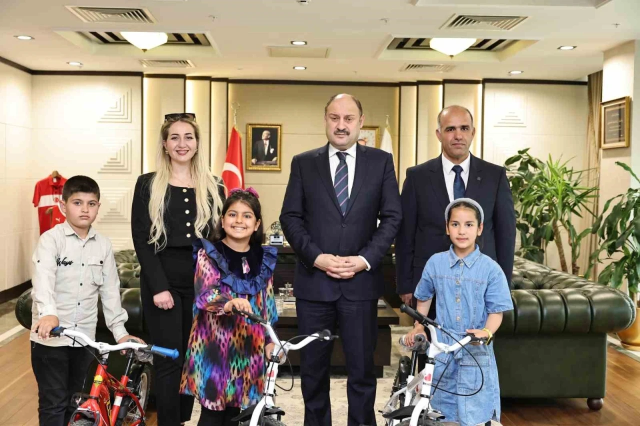 Başkan Gülpınar, Minik Misafirlerini Makamında Ağırladı