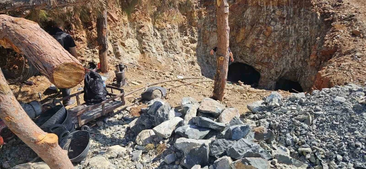 Devlet Arazisinde Kaçak Krom Madeni Çıkaran 3 Kişi Suçüstü Yakalandı