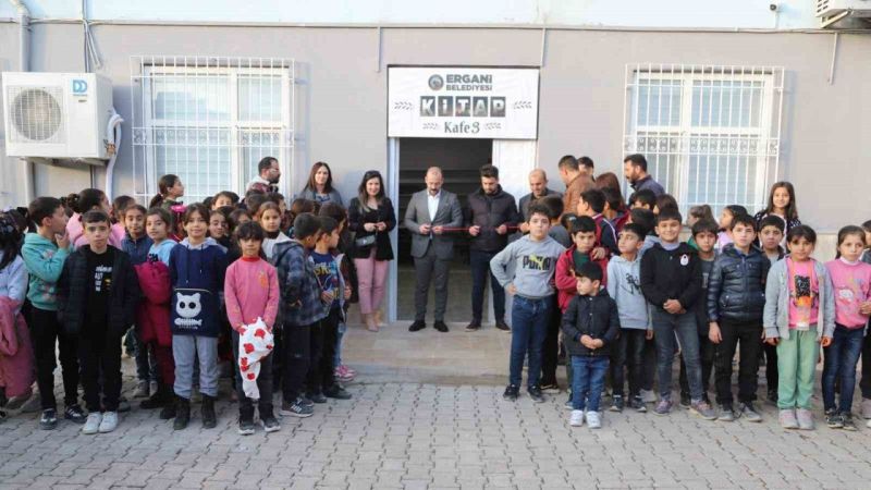 Gençler İçin Kitap Kafe Açıldı
