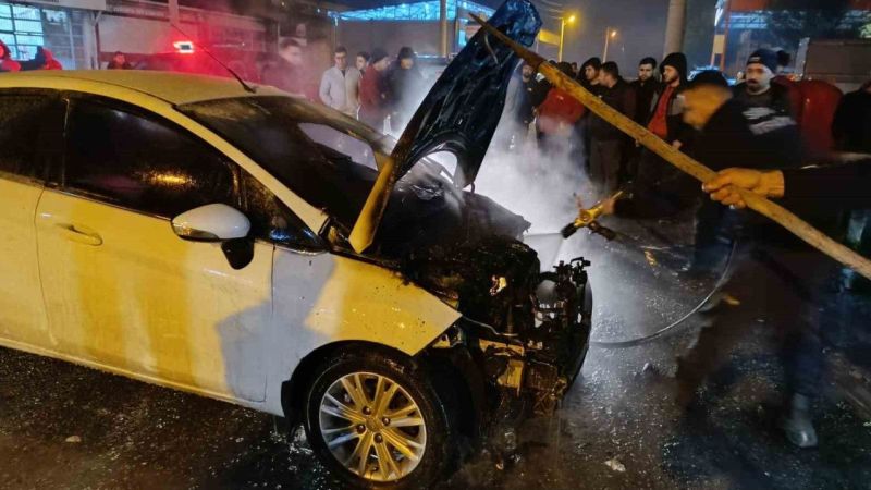 Bırakılan Otomobil Alevlere Teslim Oldu