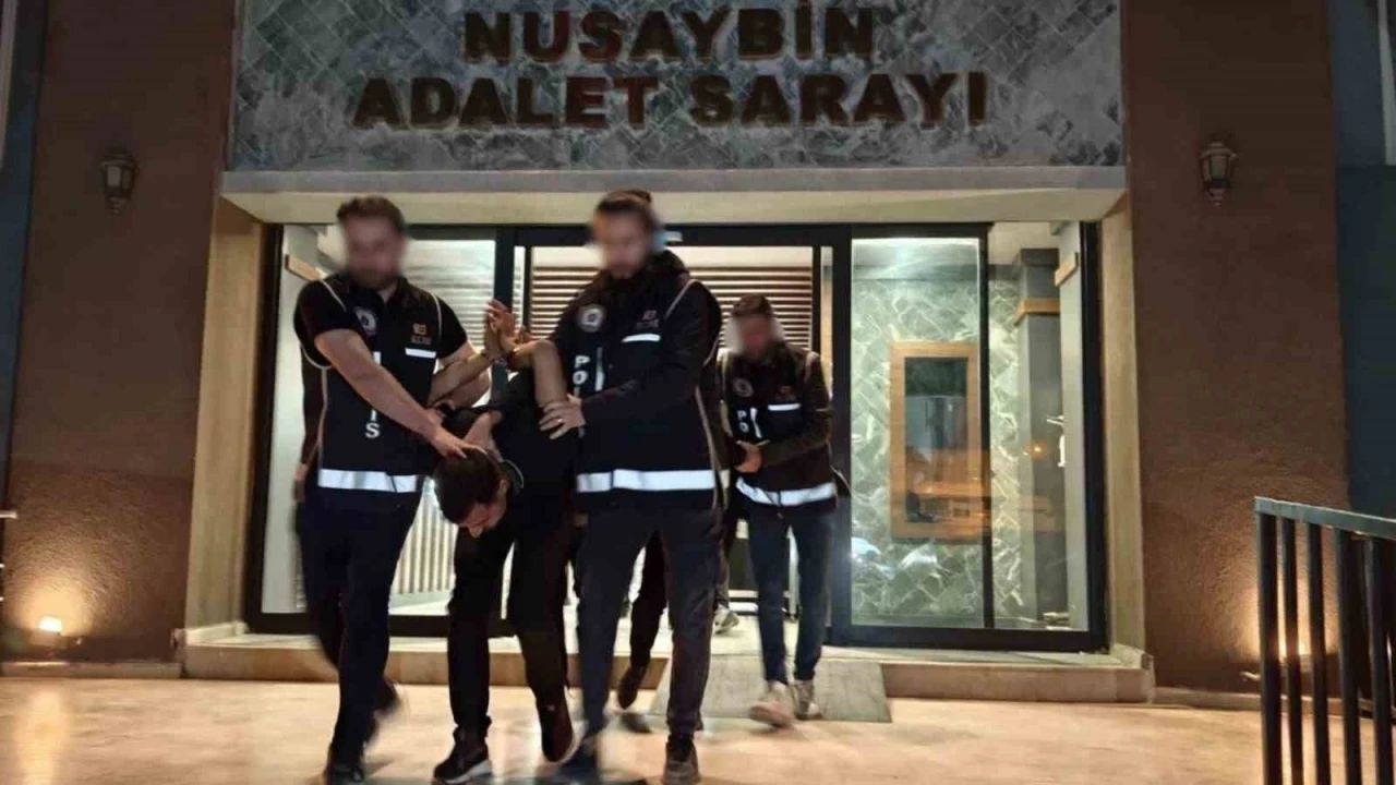 "Dur" İhtarına Uymayıp Polise Çarpan Şahıs ve 2 Kişi Tutuklandı