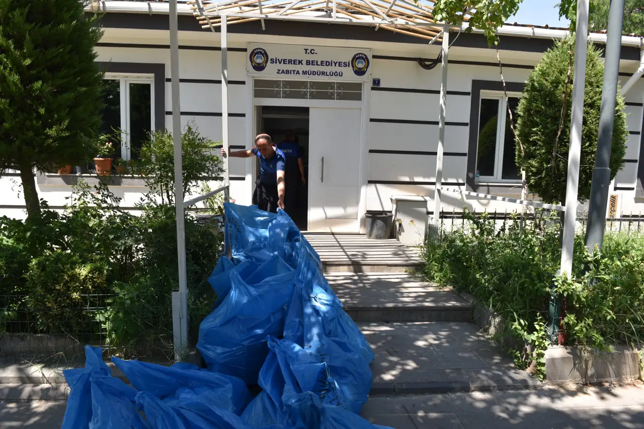 Siverek'te Halk Sağlığını Tehdit Eden 5 Ton Bozuk Ürün İmha Edildi