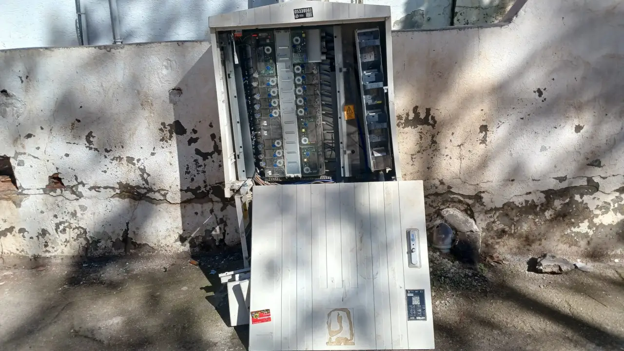 Siverek’te Sessiz Tehlike Açık Elektrik Panosu Korku Salıyor!