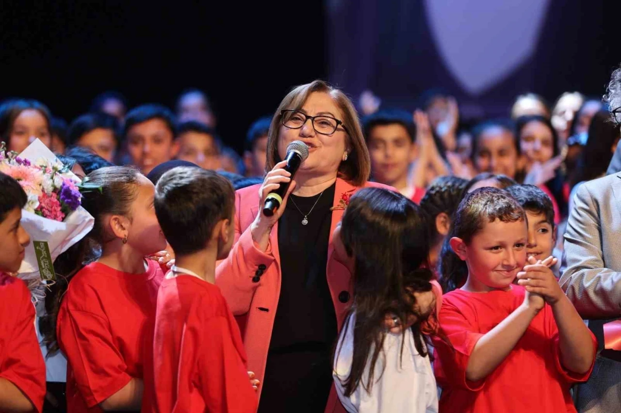 Bin Çocuk 23 Nisan’ı Şarkılarla Kutladı