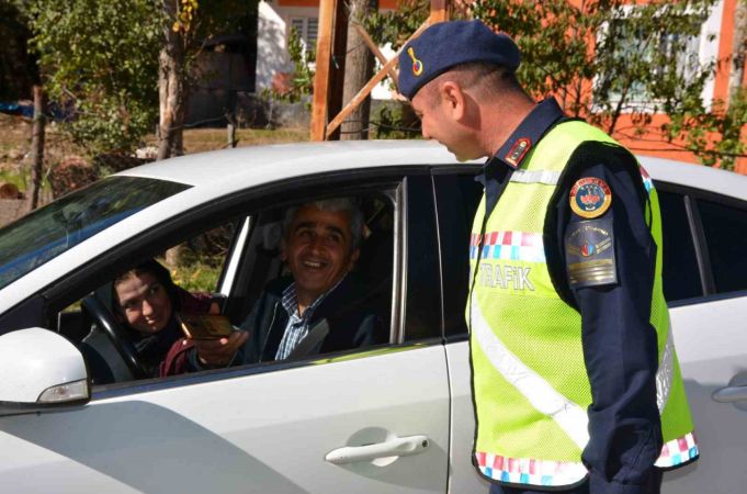 jandarma ekipleri sürücüleri kemer takma konusunda uyardı