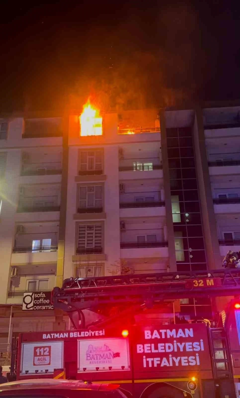 5 Katlı Binada Gece Yangını 4 Kişi Dumandan Etkilendi