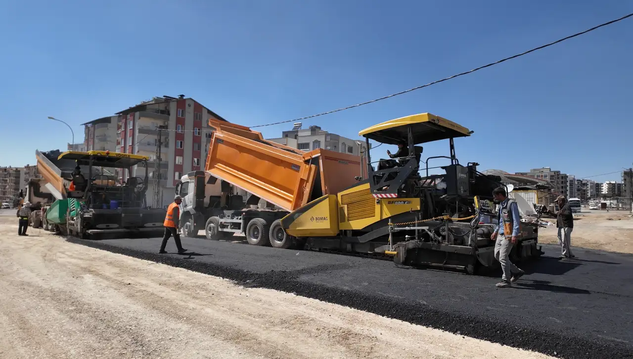 Siverek’te Ramazan Baran Bulvarı Yenilendi: Yol Genişletildi, Sıcak Asfaltla Konfor Artırıldı