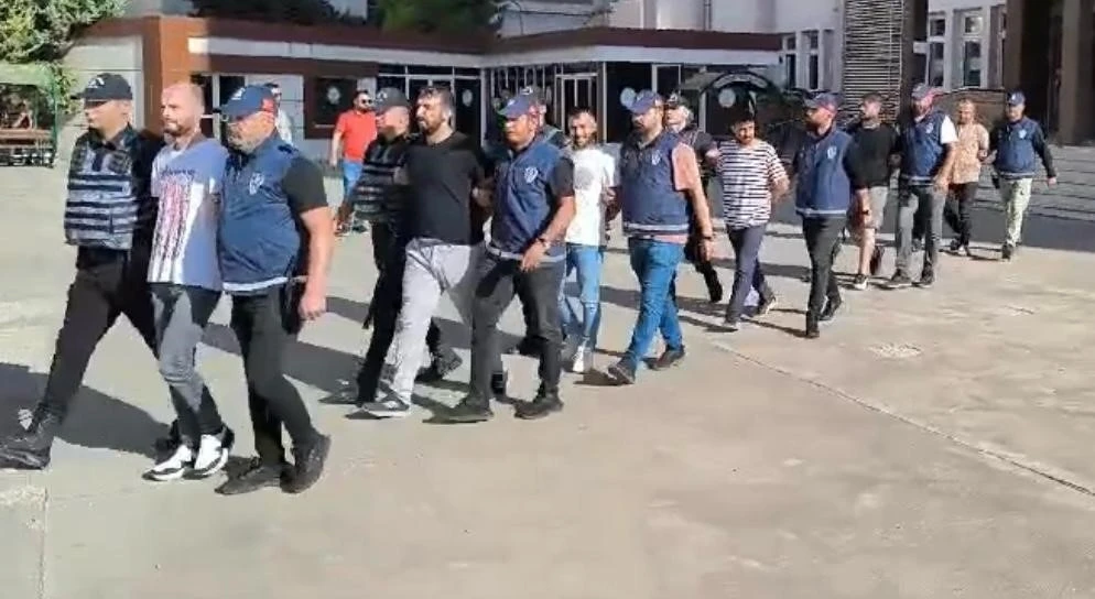 Uzun Namlulu Silahlarla Sokağa İnen 12 Şahıs Tutuklandı