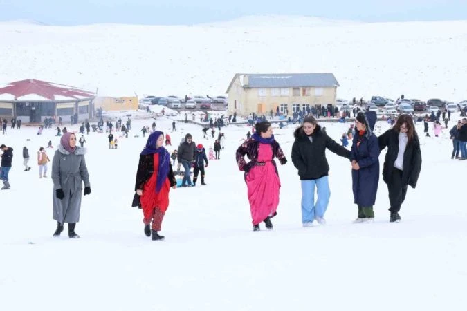 Karacadağ'da Geleneksel Kıyafetlerle Kayak Keyfi