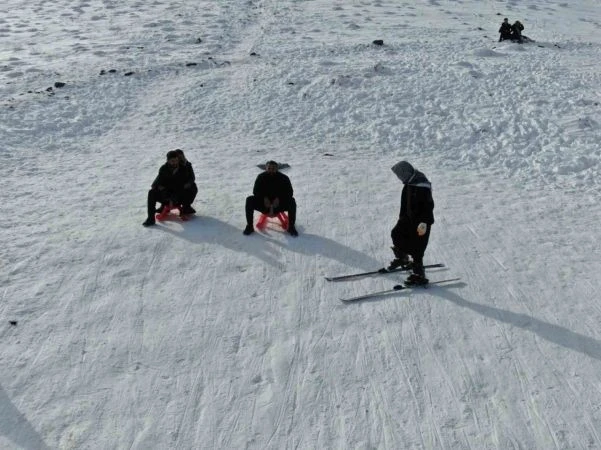 Karacadağ'da Geleneksel Kıyafetlerle Kayak Keyfi