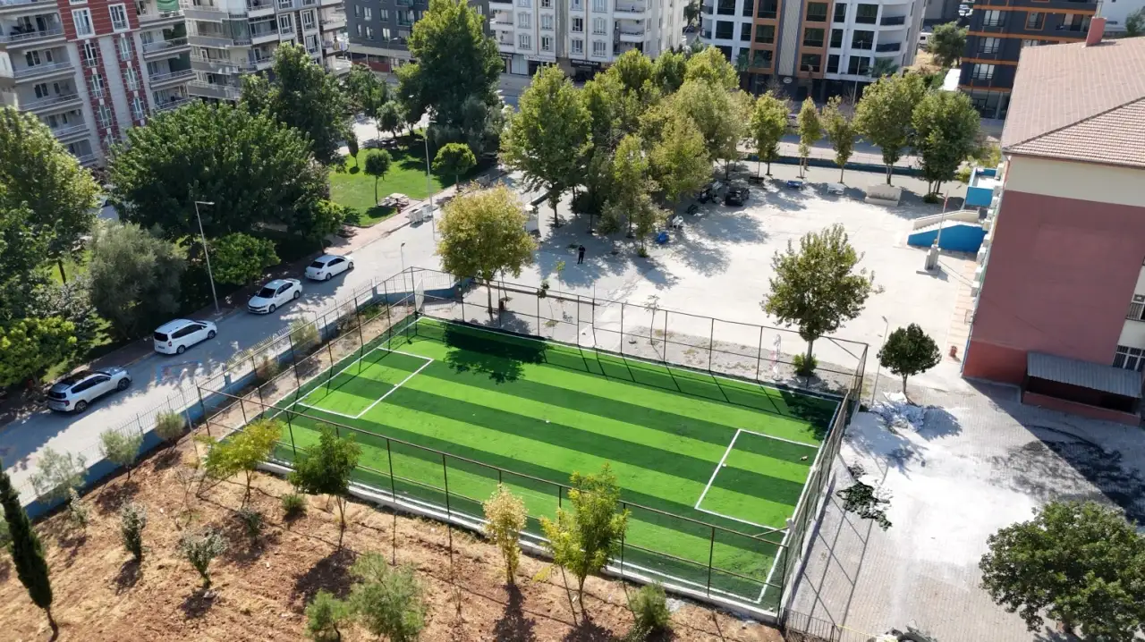 5 Okula 5 Sentetik &Ccedil;im Saha: &Ouml;ğrenciler İ&ccedil;in Spor Alanları Yenileniyor