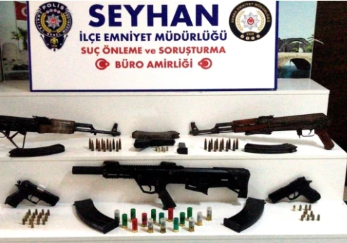 Adana'da Bir Evde 31 Tabanca ve 393 Silah Parçası Ele Geçirildi
