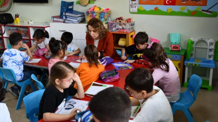 Adana'da Görme Engelli Huri Öğretmen, 19 Yıldır Minik Öğrencileri Geleceğe Hazırlıyor