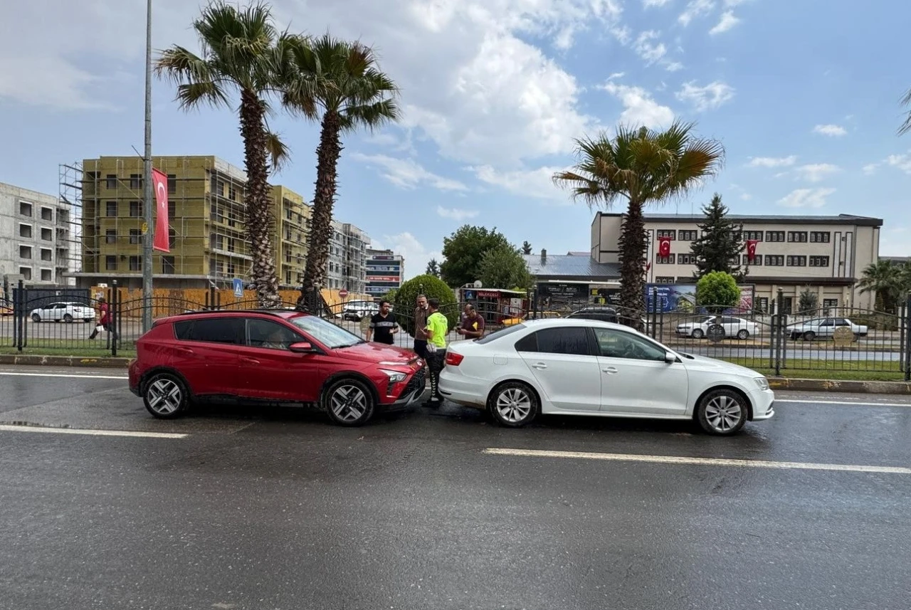 Adıyaman’da İki Otomobil Çarpıştı: 2 Kişi Yaralandı