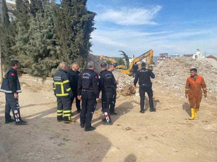 Adıyaman'da İnşaat Kazası: İşçi Ayağına Düşen Beton Parçasıyla Yaralandı