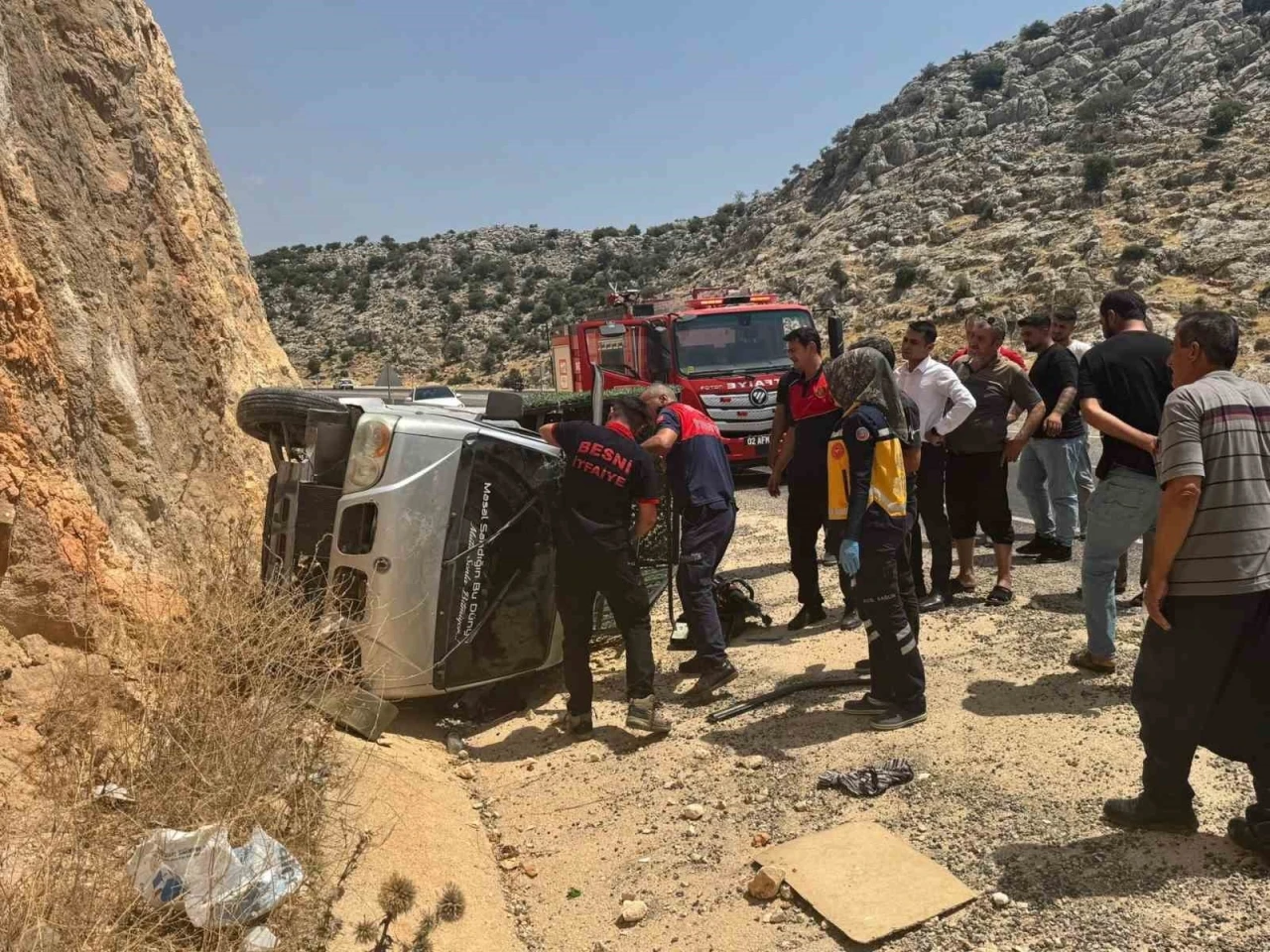 Adıyaman’da Kamyonet Şarampole Devrildi: Sürücü Ağır Yaralı
