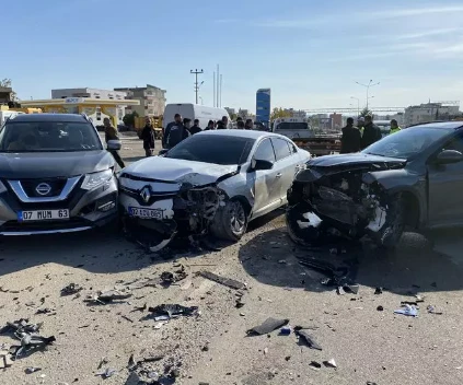 Adıyaman'da Üç Otomobilin Karıştığı Kazada 3 Kişi Yaralandı