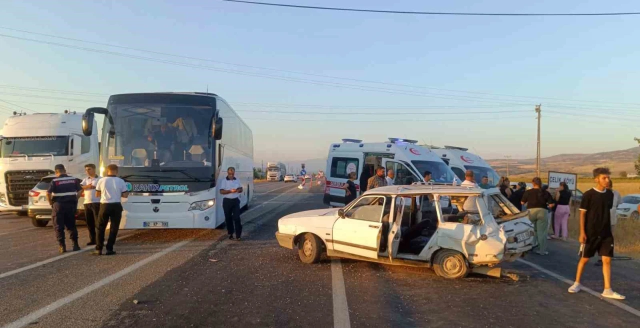 Adıyaman Gölbaşı’nda Otobüs ile Otomobil Çarpıştı: 5 Kişi Yaralandı