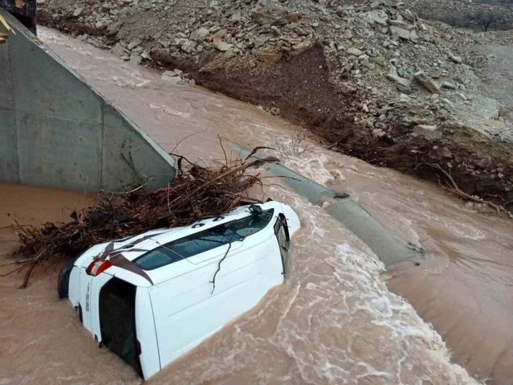Adıyaman Gölbaşı'nda Sel Sularına Kapılan Araç Kurtarıldı
