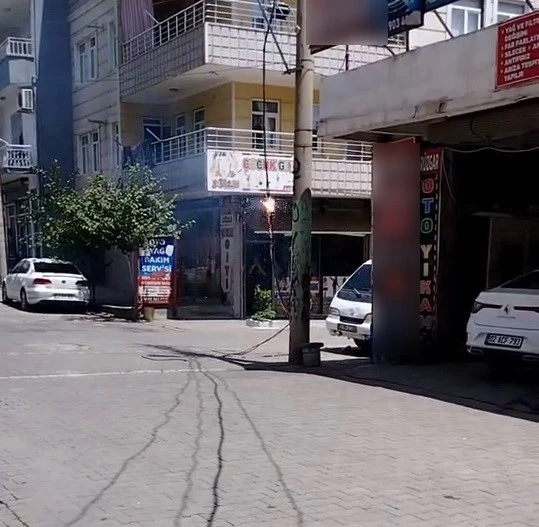 Adıyaman Kahta’da Kopan Elektrik Hattı Alev Aldı, Mahallede Korku Dolu Anlar Yaşandı