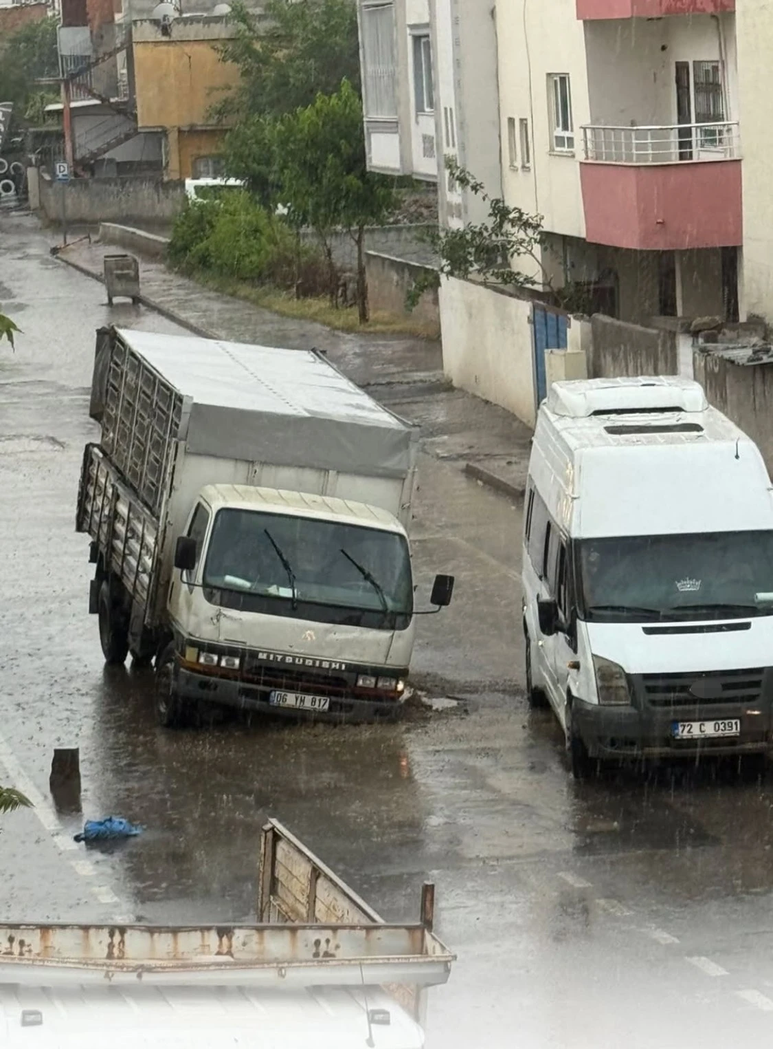 Altyapı Skandalı: Yol Çöktü, Kamyonet Çukura Düştü!