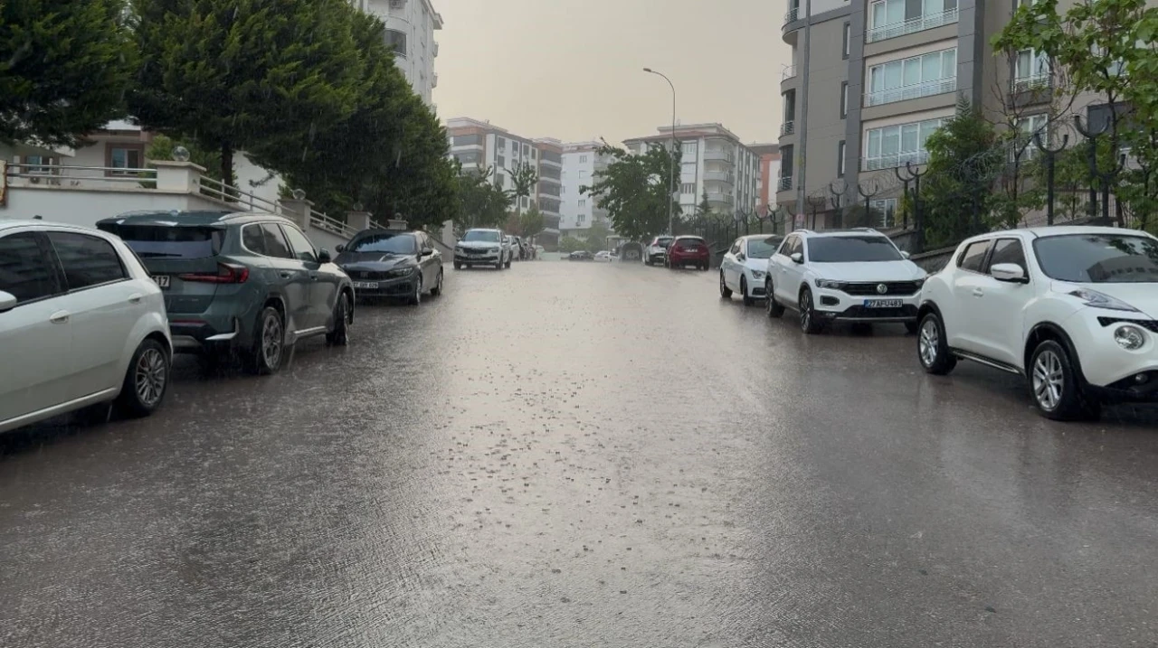 Aniden Bastıran Sağanak Yağış Hayatı Felç Etti