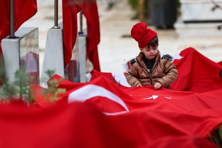 Asri Mezarlık Şehitliğinde 18 Mart Şehitleri Anma Günü ve Çanakkale Deniz Zaferi'nin 109. Yıl Dönümü Töreni