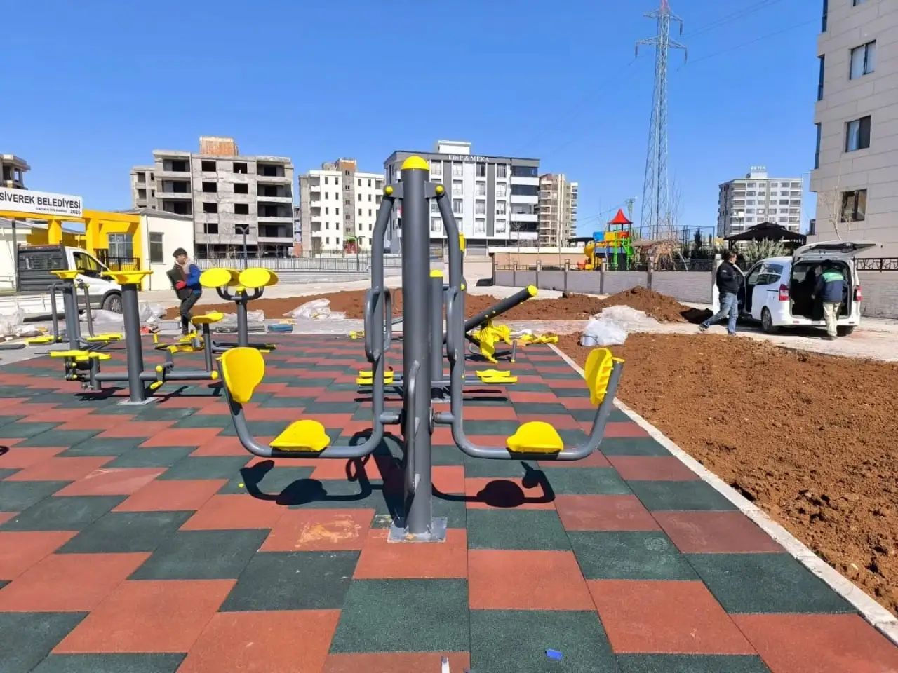 Bah&ccedil;elievler Mahallesi&rsquo;nde Siverek Belediyesi&rsquo;nden Parklara Spor Dokunuşu