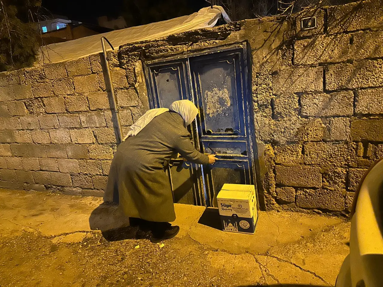 Başıb&uuml;y&uuml;k Yardım Kuruluşu B&ouml;lgede, Siverek ve Hilvan&rsquo;da G&ouml;n&uuml;llere Dokunuyor