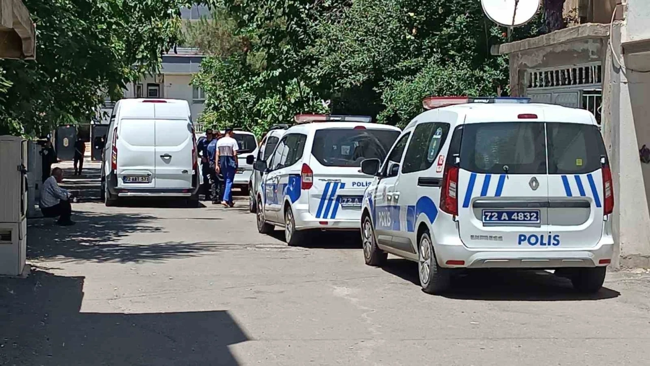Eşini Bıçakladı, Kızlarını da Yaraladı