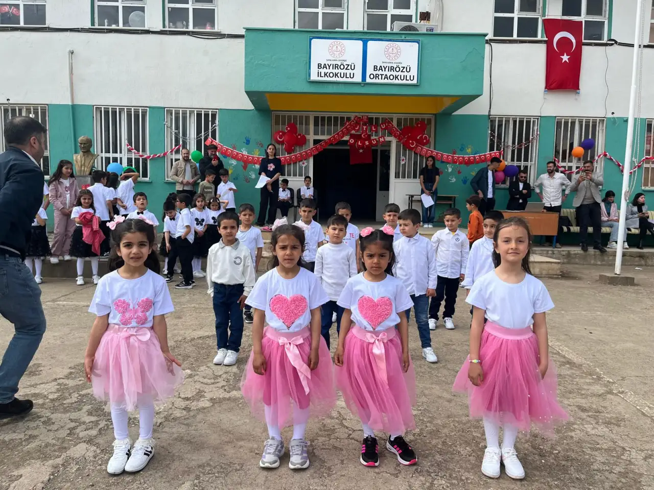 Bayır&ouml;z&uuml;&rsquo;nde Bayram Sevinci: 23 Nisan Ruhu Siverek Kırsalında Yankılandı!