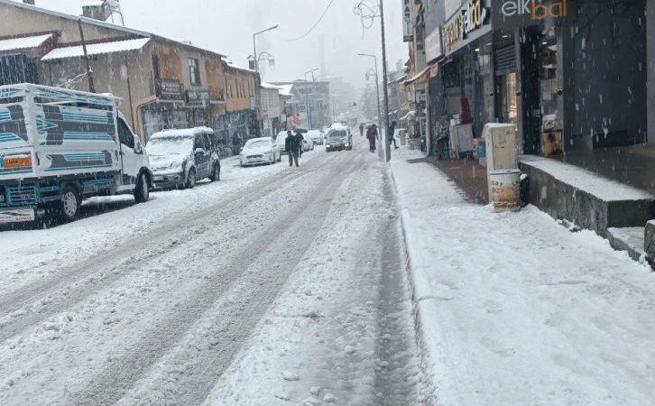 Beytüşşebap'ta Kar Engeli: Eğitime Bir Gün Ara