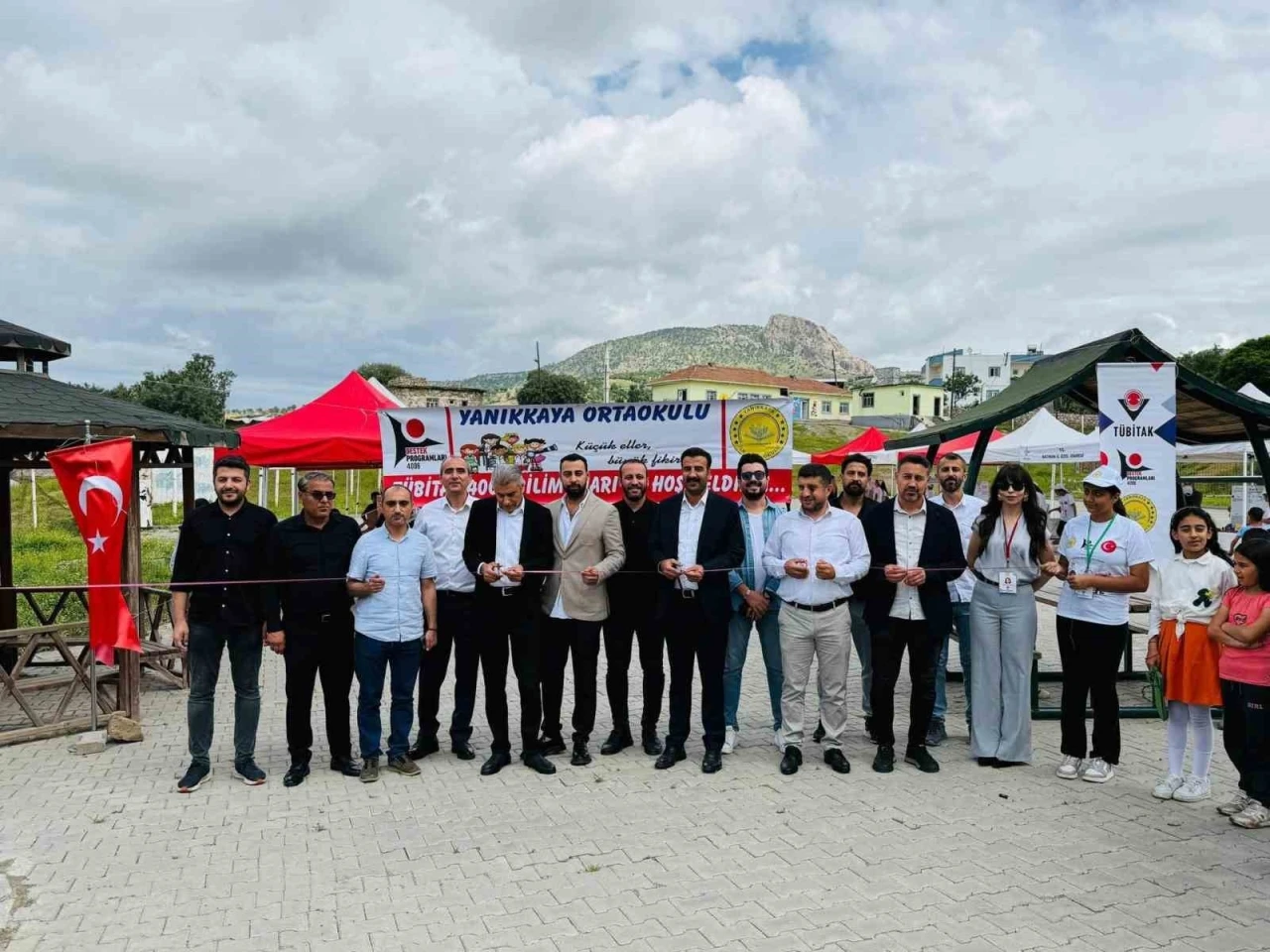 Bilim ve Eğlencenin Buluşma Noktası: Yanıkkaya Ortaokulu TÜBİTAK 4006 Fuarı
