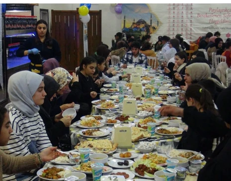 Bitlis'te Düzenlenen Dünya Yetimler Günü İftar Programı Coşkulu Katılımla Gerçekleşti