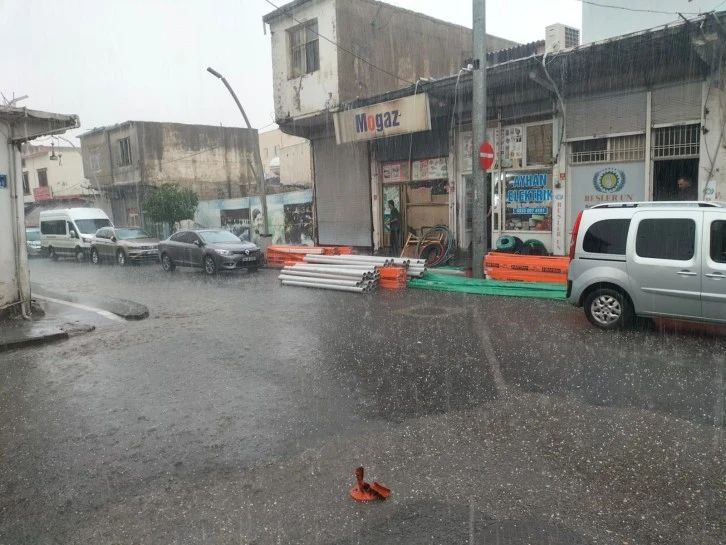 Cizre'de Dolu ve Sağanak Yağış: Trafikte Güçlük Çekildi