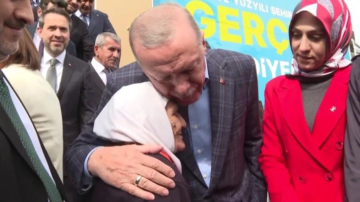 Cumhurbaşkanı Erdoğan, Diyarbakır'da Yaşlı Teyze ile Gönül Bağı Kurdu