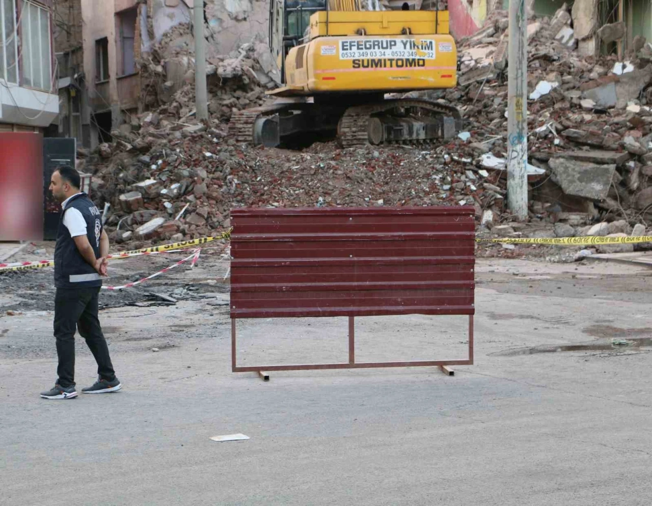 Deprem Hasarlı Yapıların Yıkımı Sürüyor