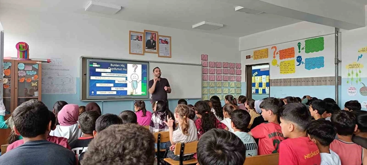 Dicle'de Öğrencilerle Buluşan Bilim: “Teknolojinin Karanlık Yüzü” Konuşuldu