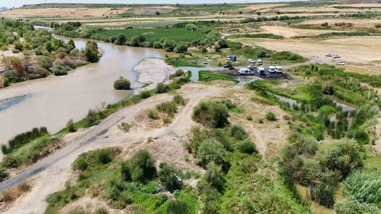 Dicle Nehri'nde Kardeşini Kurtarmak İsterken Kaybolan Genci Arama Çalışmaları Havadan Görüntülendi