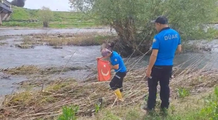 Dicle Nehri'nde Türk Bayrağına Saygıyla Dolu Bir Kurtarma Operasyonu