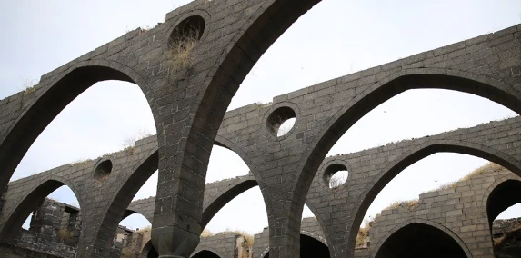 Diyarbakır'da 500 Yıllık Surp Sarkis Ermeni Kilisesi'nin Restorasyonu Başlıyor