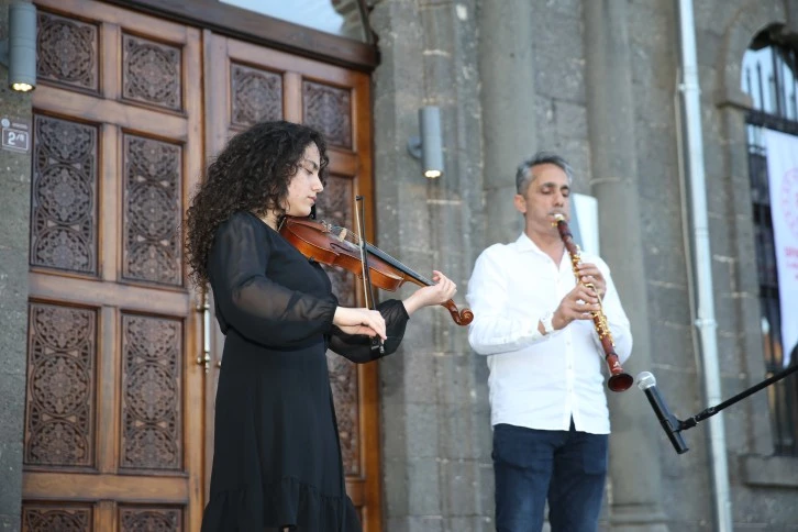 Diyarbakır'da Baba-Kızın Müzik Dinletisi: Keman ve Klarnetin Büyüleyici Uyumu
