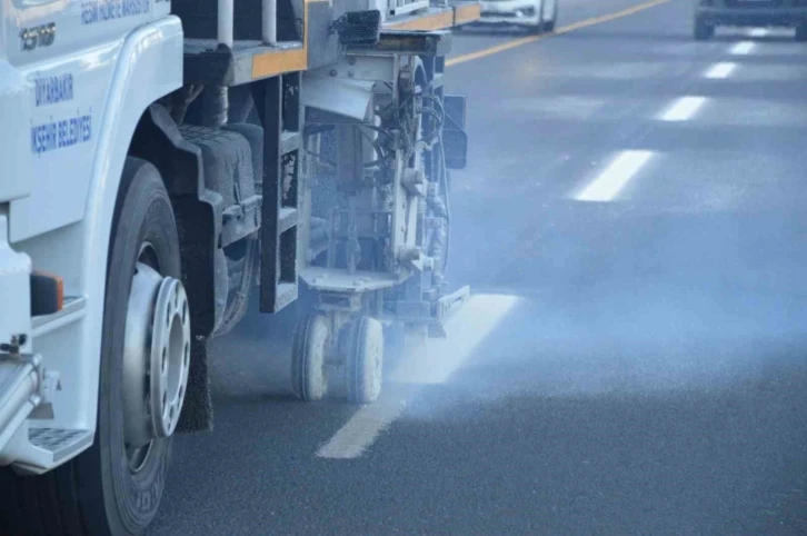 Diyarbakır’da Güvenli Ulaşım İçin Yol Çizgi Çalışmaları Hız Kazandı