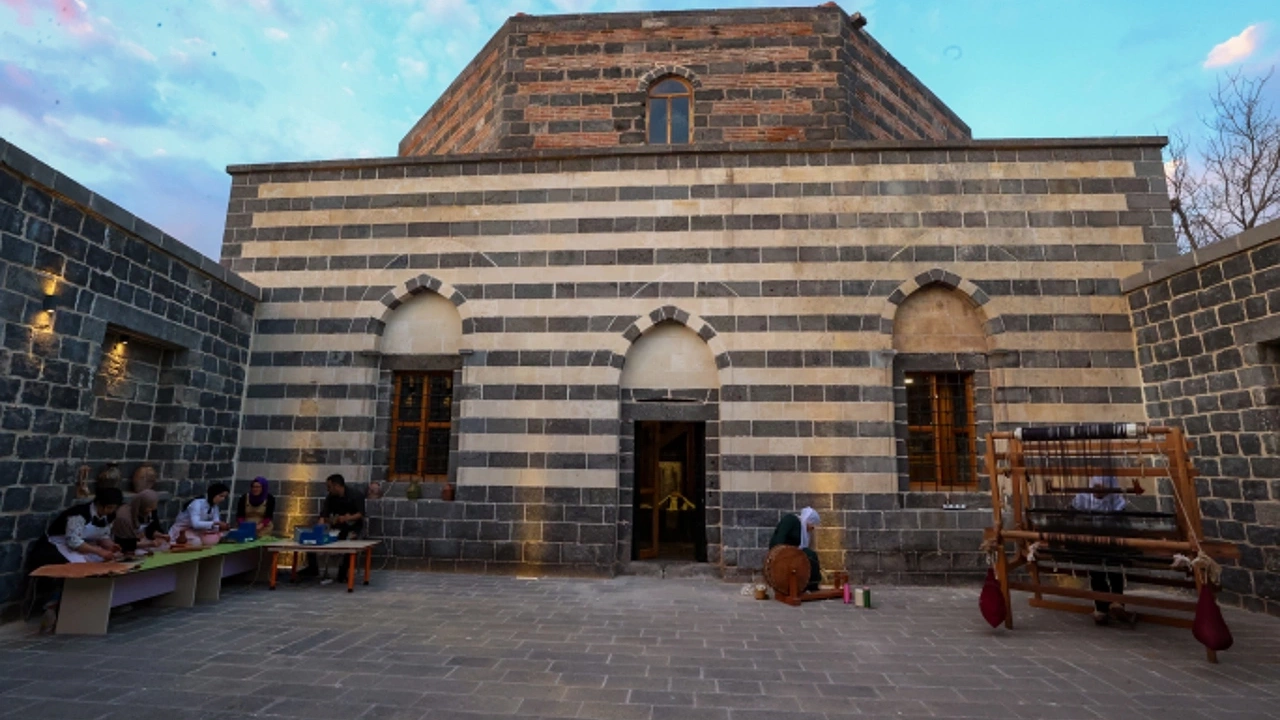 Diyarbakır'da Kadınların İpek Dokuma Sanatı Tarihi Hamamda Hayat Buluyor