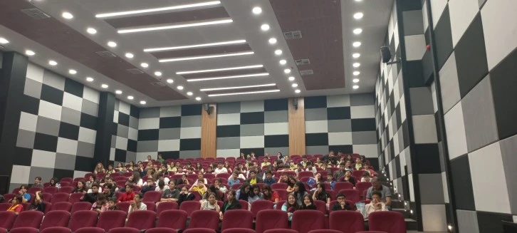 Diyarbakır'da Ortaokul Öğrencileri İngilizce Bilgi Kültür Yarışması'nda Ter Döktü