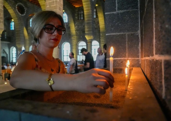 Diyarbakır'da Paskalya Coşkusu: Tarihi Surp Giragos Kilisesi'nde Ayin