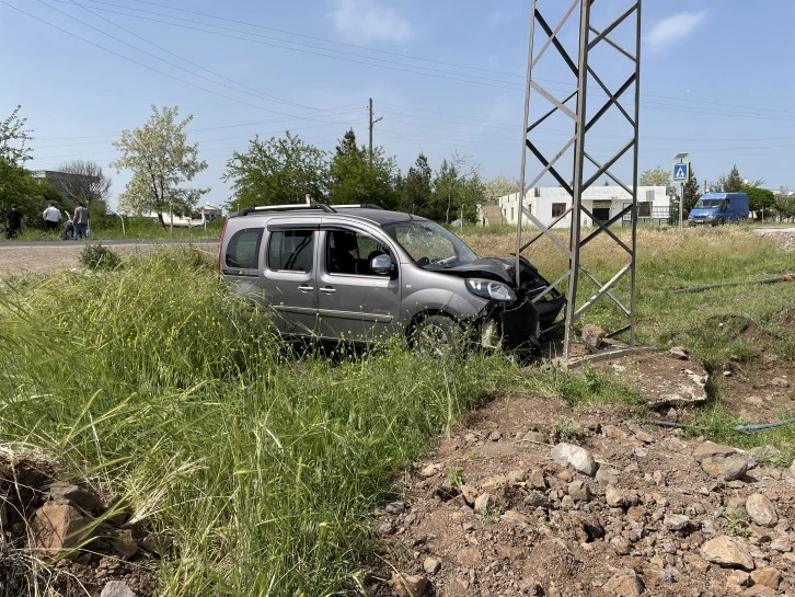 Diyarbakır'da Trafik Kazası: Elektrik Direğine Çarpan Araçta 3 Yaralı